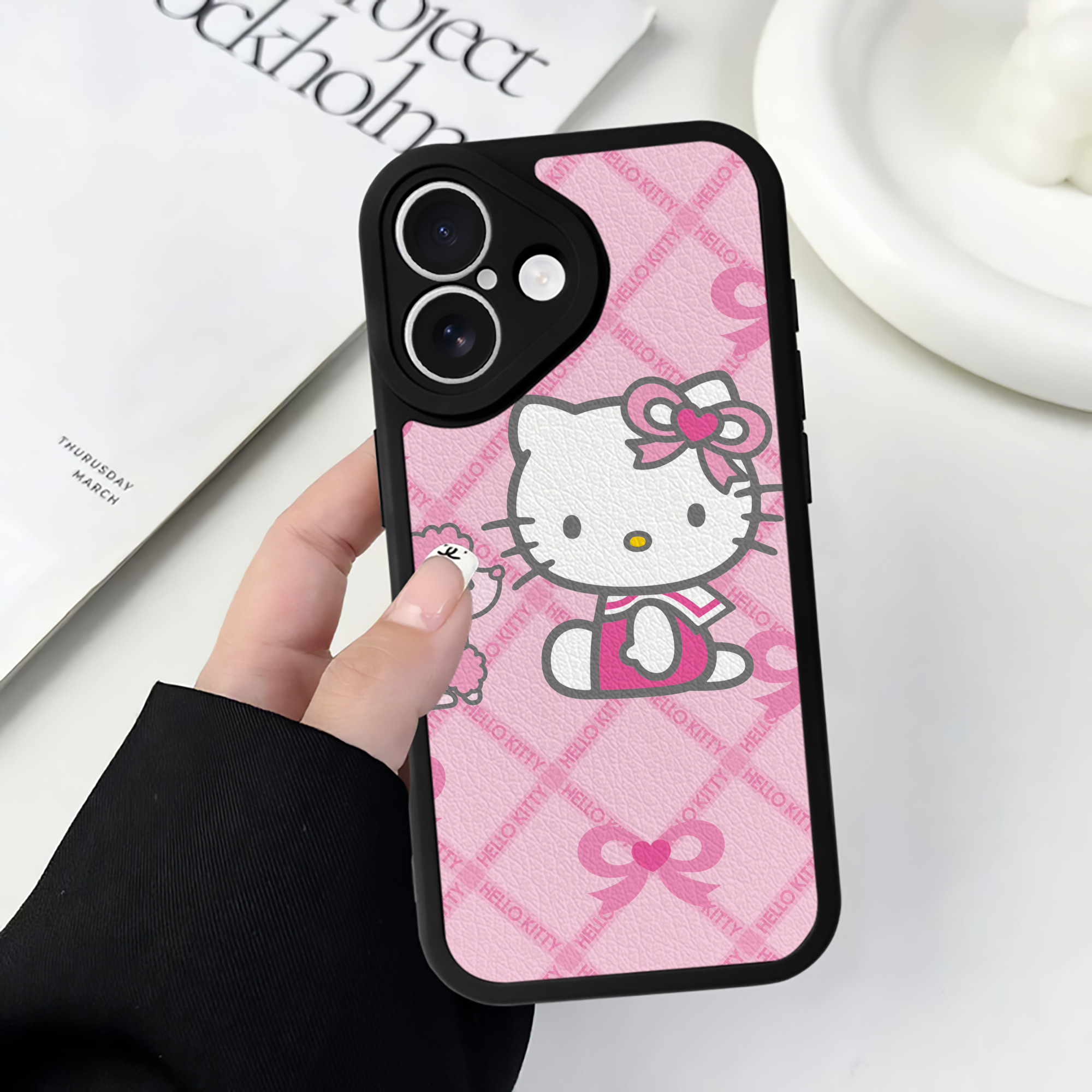 （画像用） Hello Kitty ハローキティ 【iPhone 16シリーズ対応】シリコンスマホケース（レザー調） 材質：シリコン